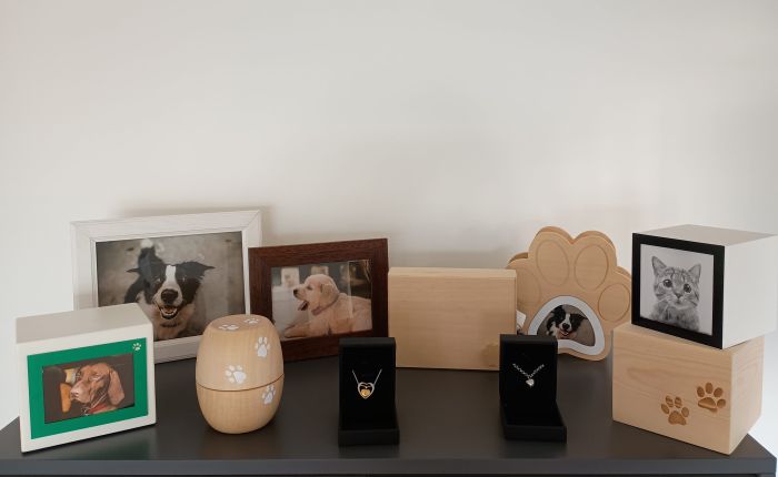 Urne cinerarie per animali domestici, portafoto e ciondoli commemorativi.