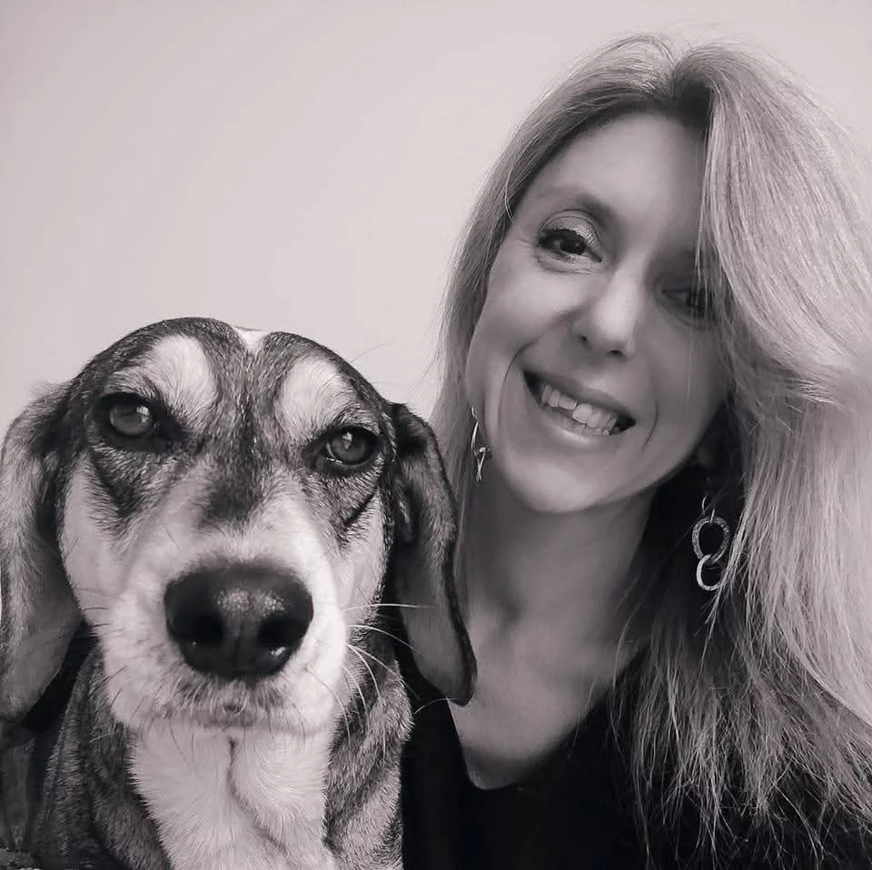 Maria Defeudis accanto al suo cane in una fotografia in bianco e nero.