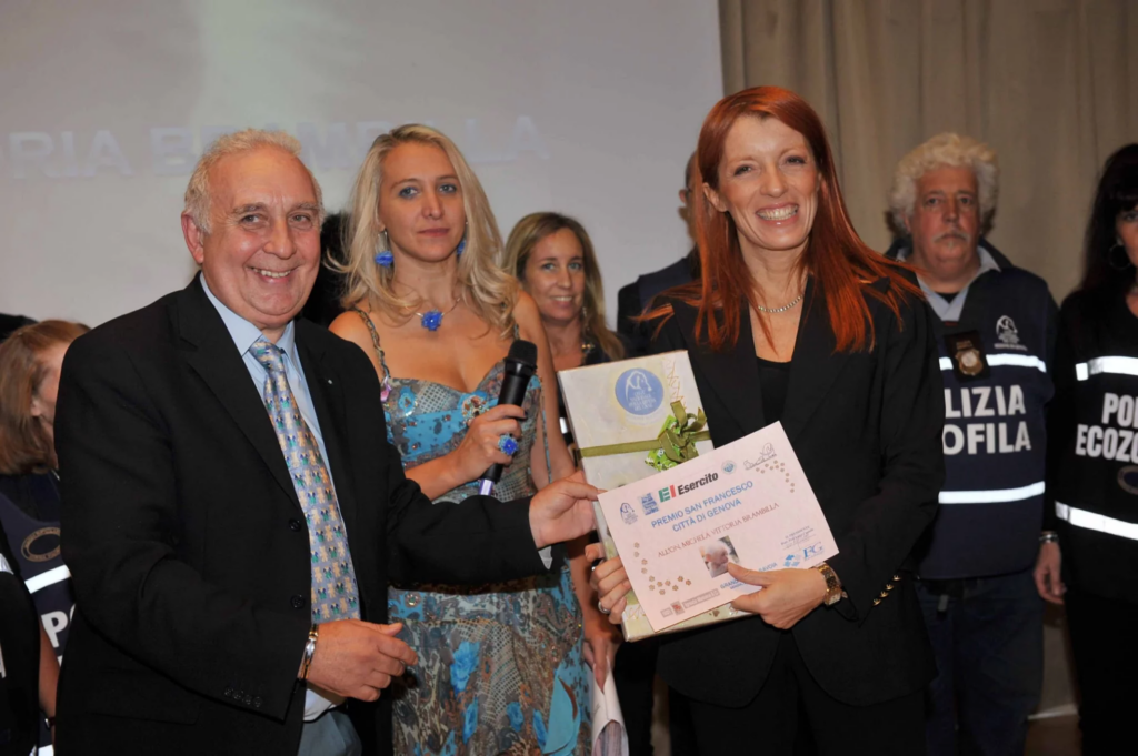 Foto ricordo durante la cerimonia del premio San Francesco, con targa e attestato.