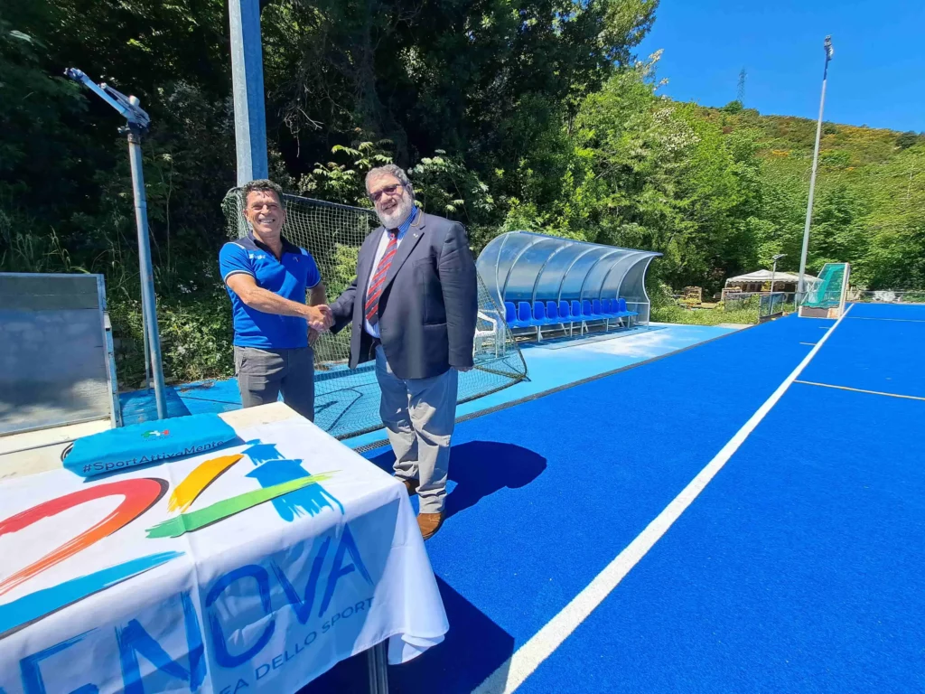 Stretta di mano tra i rappresentanti di A.Se.F. e FIH Liguria durante l’inaugurazione delle panchine.