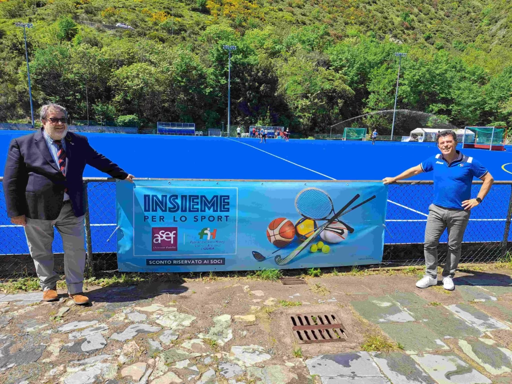 Rappresentanti di A.Se.F. e FIH Liguria con lo striscione della collaborazione al campo Giorgio Arnaldi.
