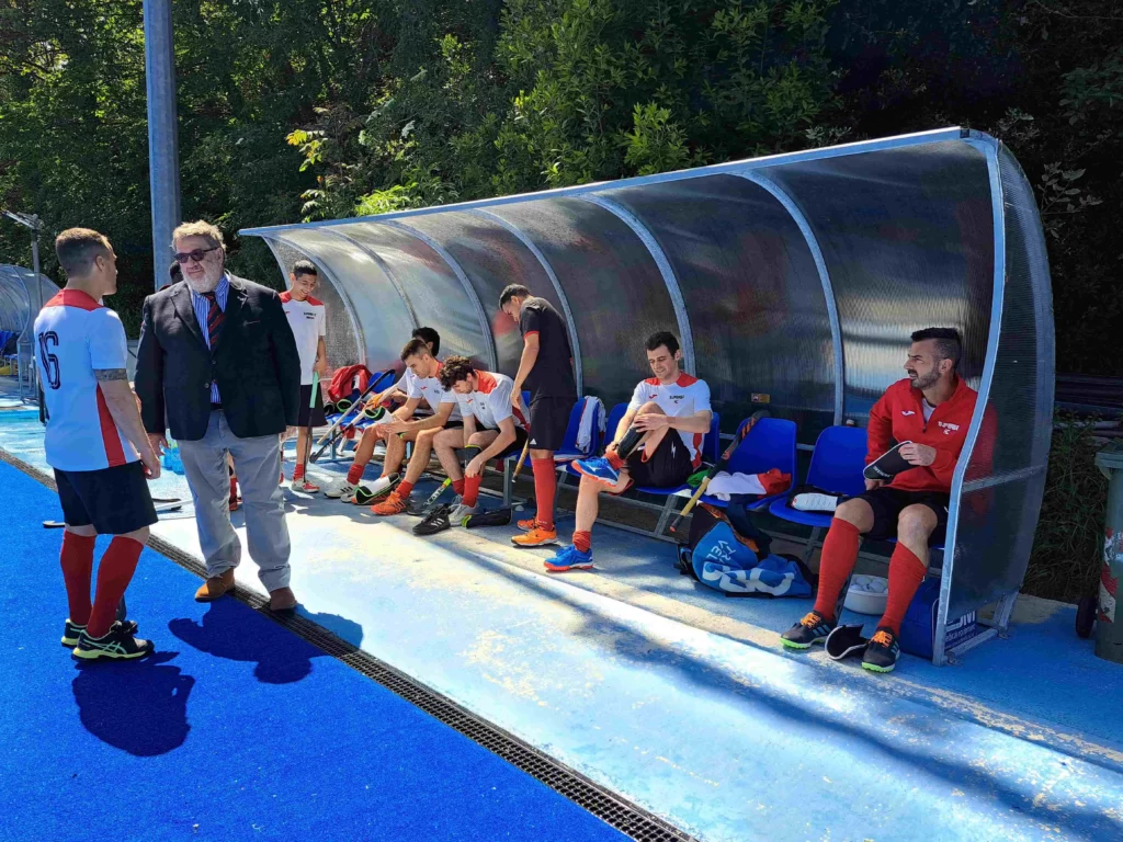 Giocatori di hockey seduti sulle nuove panchine coperte del campo Giorgio Arnaldi.
