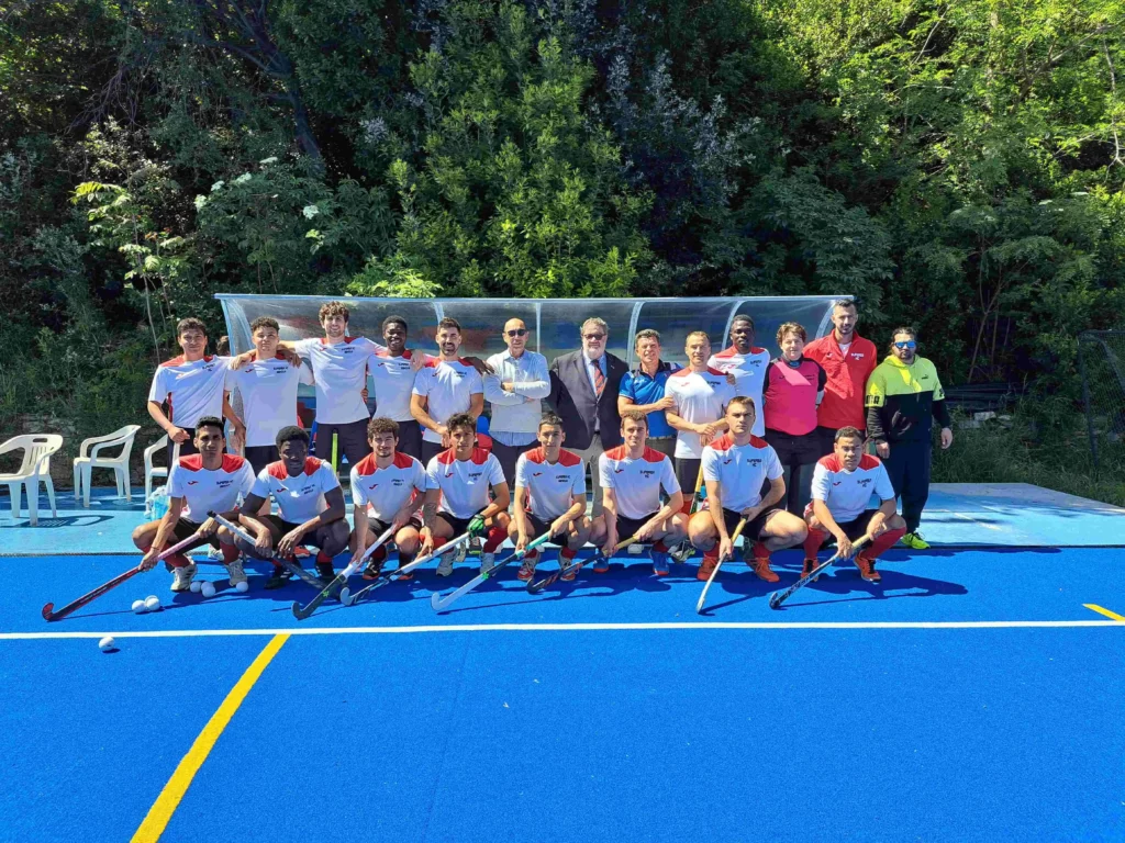 Foto di squadra con bastoni da hockey sul campo Giorgio Arnaldi di Genova.