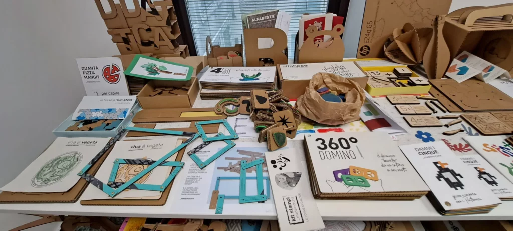 Esposizione di giochi educativi e creazioni artigianali realizzati con materiali di recupero.