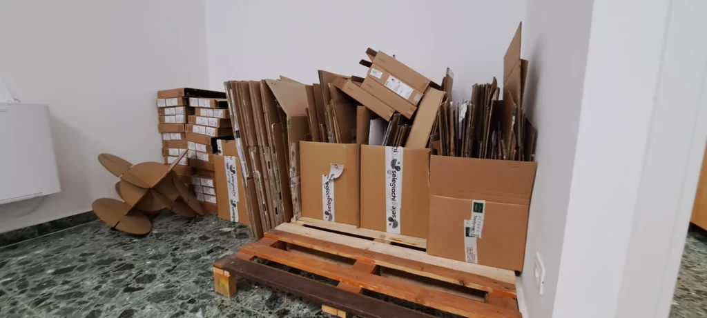 Materiali di recupero raccolti per le attività creative del laboratorio madeincruna.