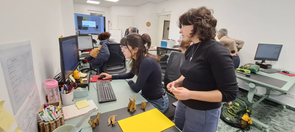 Lavoro di gruppo e progettazione al computer negli spazi del laboratorio madeincruna.