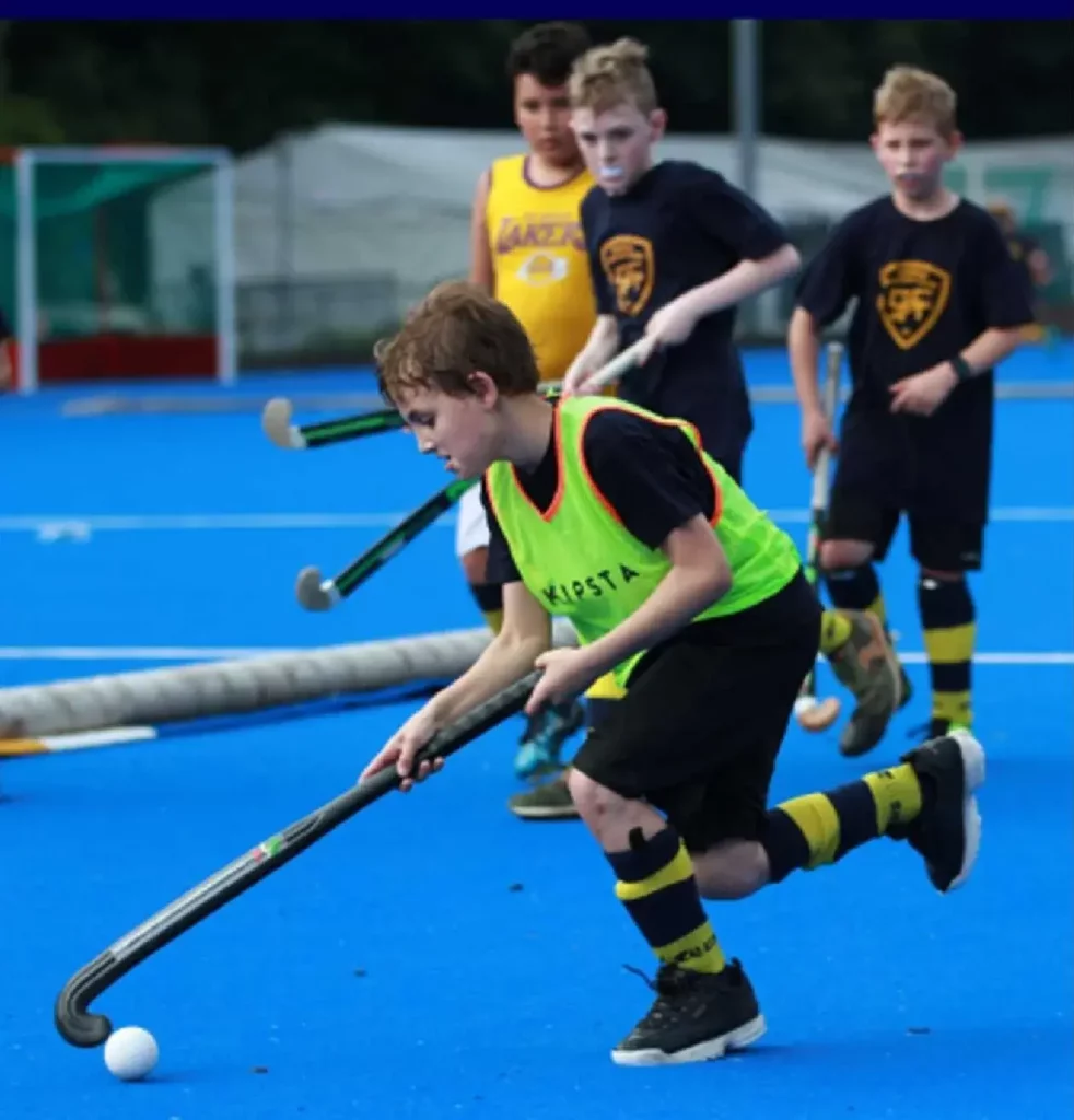 Giovani atleti del Genova Hockey Club durante un’azione di gioco.