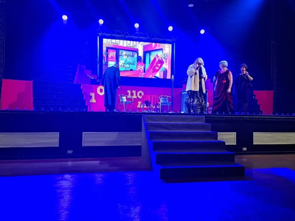 Palco illuminato di blu durante lo spettacolo “Che fiesta… 110 años!” della Baistrocchi.