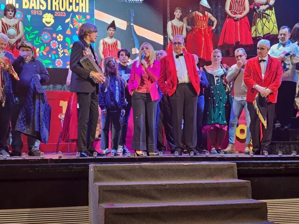 Compagnia Baistrocchi riunita sul palco per lo spettacolo del 110º anniversario.