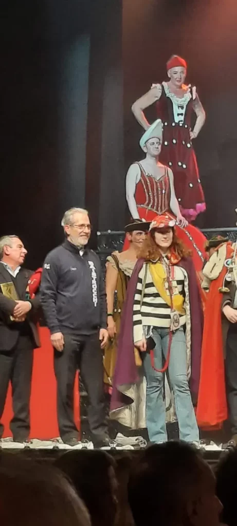 Artisti in costume e ospiti riuniti sul palco per i festeggiamenti della Baistrocchi.