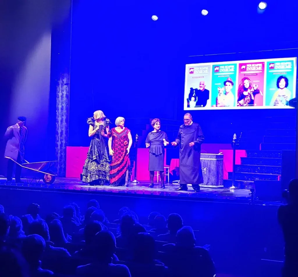 Interpreti in costume sul palco davanti al pubblico di “Che fiesta… 110 años!”.