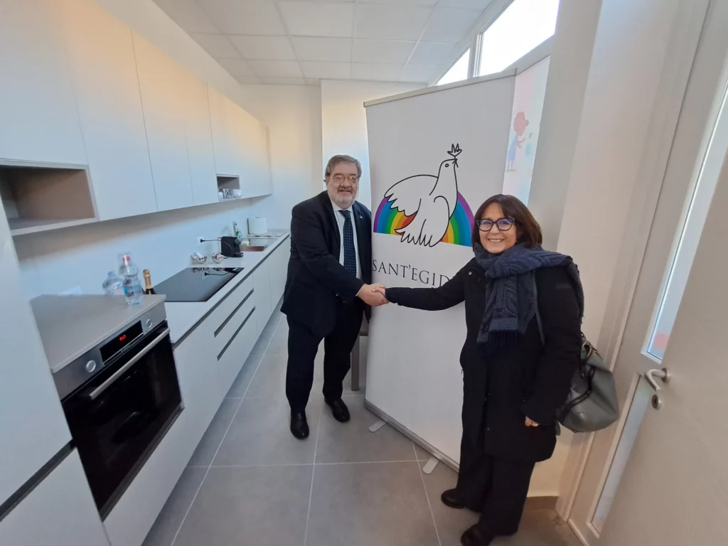 Foto ricordo nella cucina della Casa dell’Amicizia, attrezzata per preparare pasti per le persone in difficoltà.
