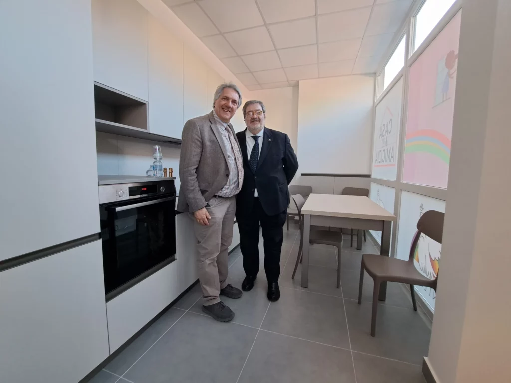 Ospiti nella nuova cucina donata da A.Se.F. alla Casa dell’Amicizia.