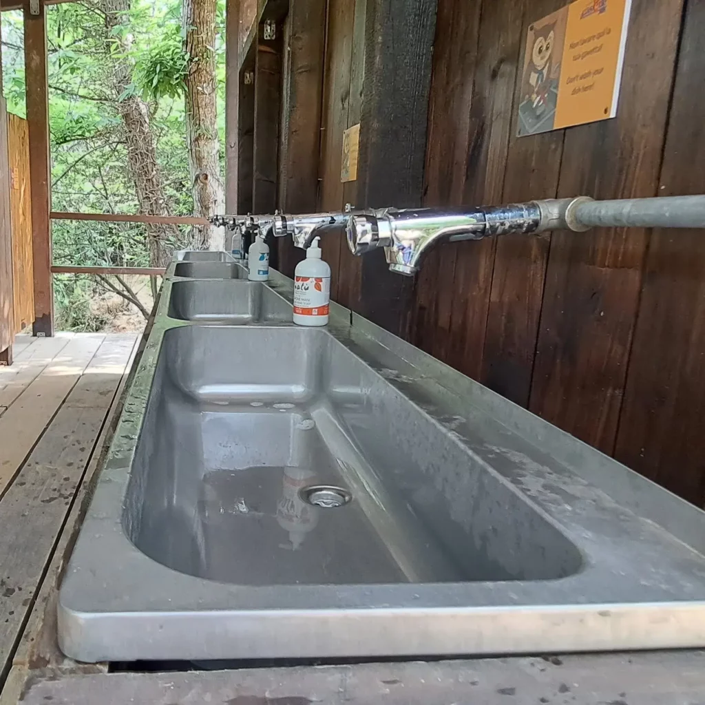 Lavelli esterni con acqua corrente nella base scout Le Casette.