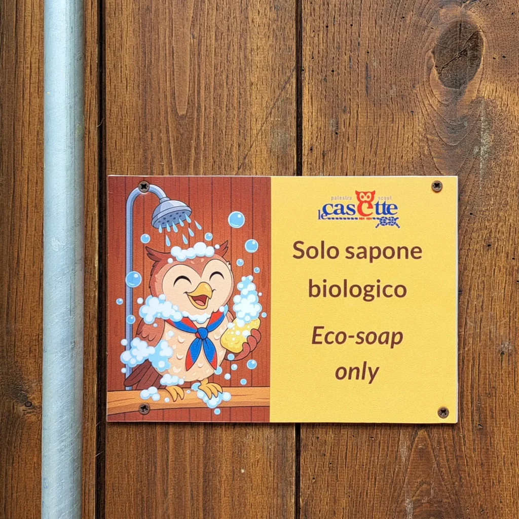 Cartello “Solo sapone biologico” nella base scout Le Casette.