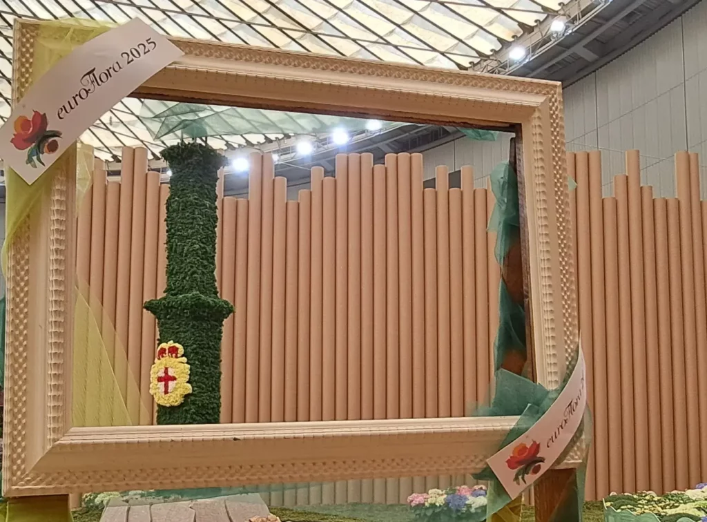 Punto selfie dello stand A.Se.F. a Euroflora, con una cornice che inquadra la Lanterna verde.