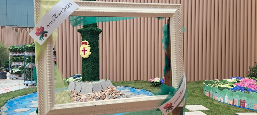 Lanterna verde e giardino dello stand A.Se.F. visti attraverso la cornice del punto selfie.