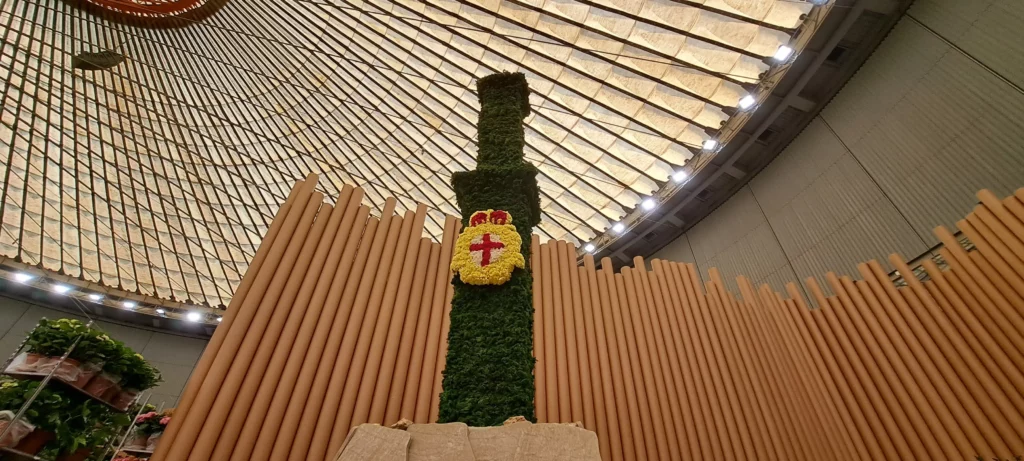 Riproduzione della Lanterna rivestita di muschio e fiori, vista dal basso nello stand A.Se.F.