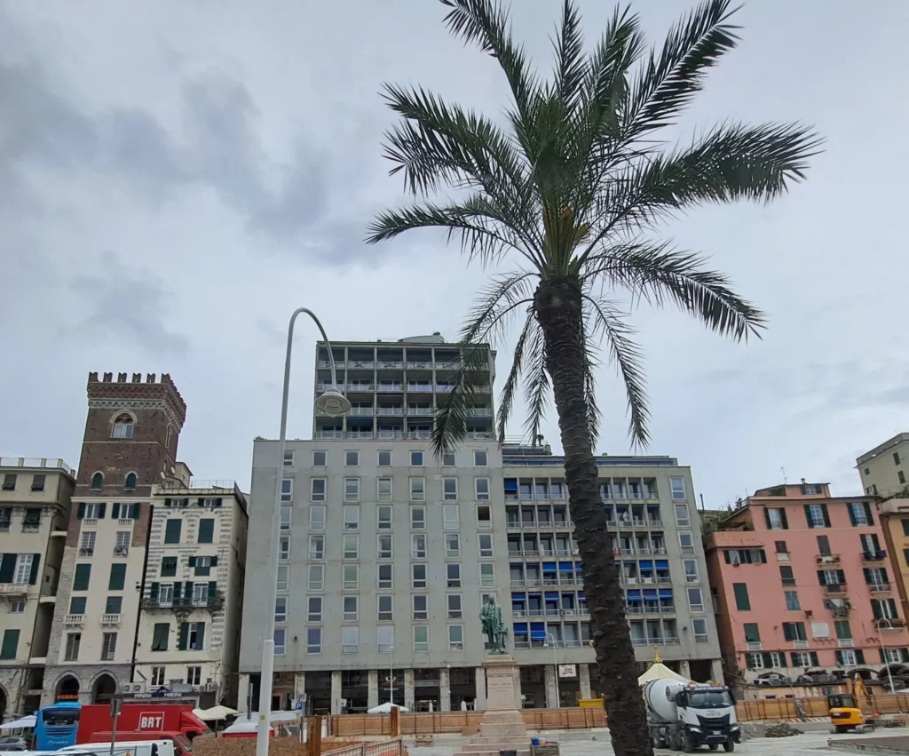 Edificio che ospita la sede della cooperativa La Cruna in piazza Caricamento a Genova.