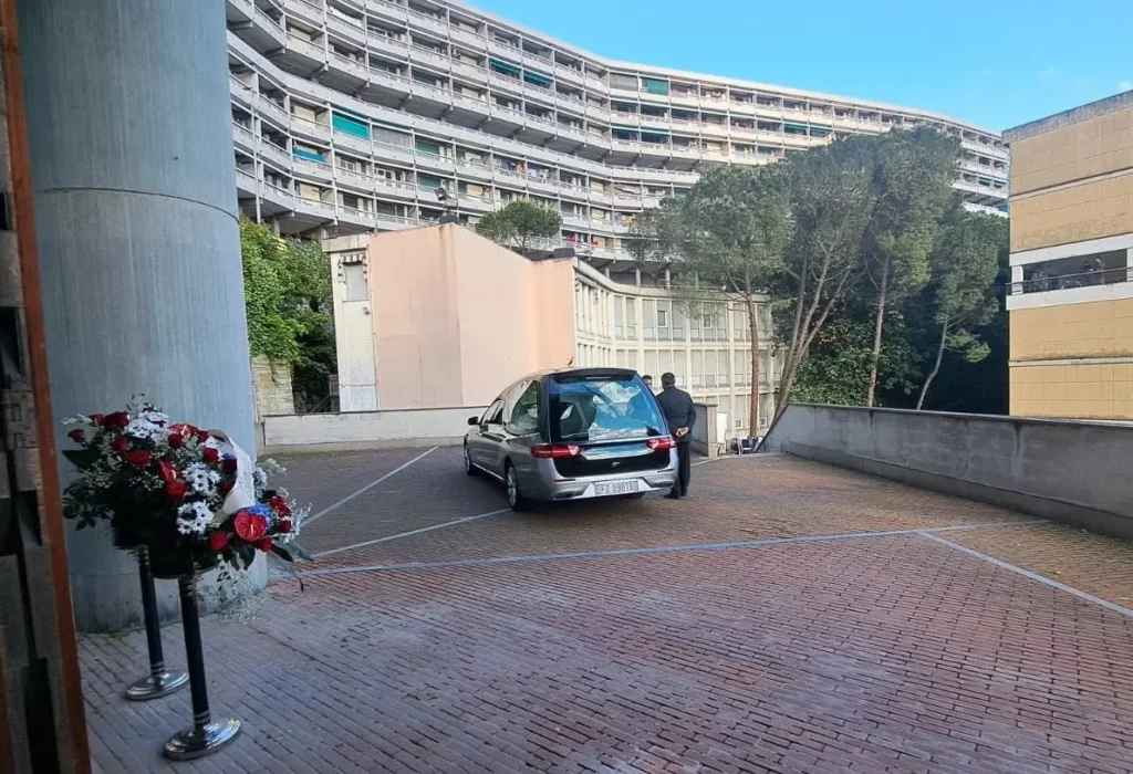 Autofunebre davanti alla chiesa Mater Ecclesiae, nel quartiere genovese di Quezzi.
