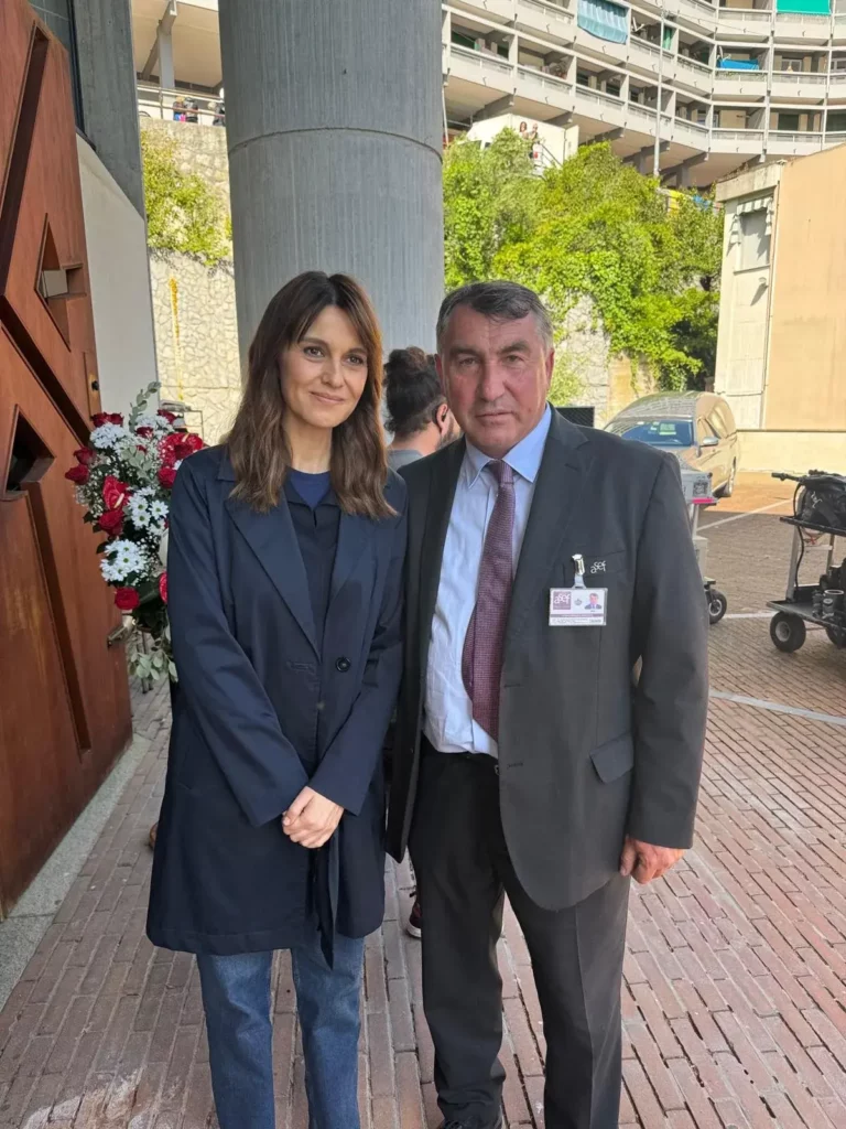 Foto ricordo con il cast di “Petra 3” all’ingresso della chiesa Mater Ecclesiae.