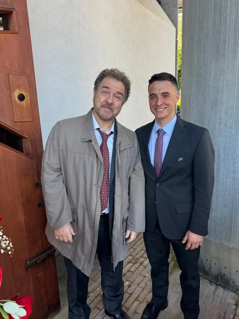 Un operatore A.Se.F. posa con un attore sul set di “Petra 3”.