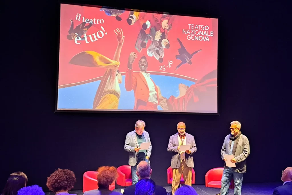 Tre relatori sul palco davanti al pubblico durante la presentazione della stagione teatrale “Il teatro è tuo!”.