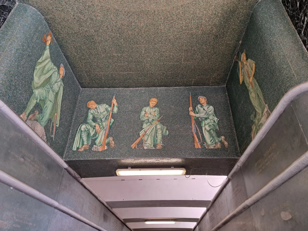 Mosaici con figure alate nel cimitero monumentale di Staglieno.