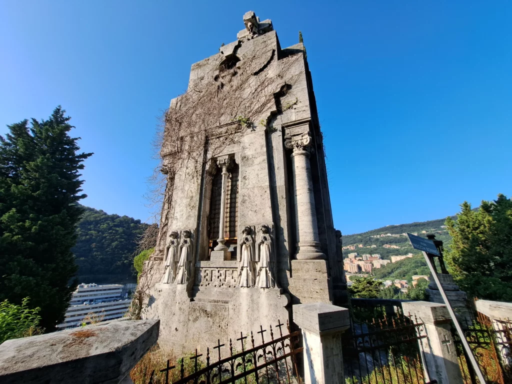 Monumento funerario con colonne e rilievi nel cimitero monumentale di Staglieno.