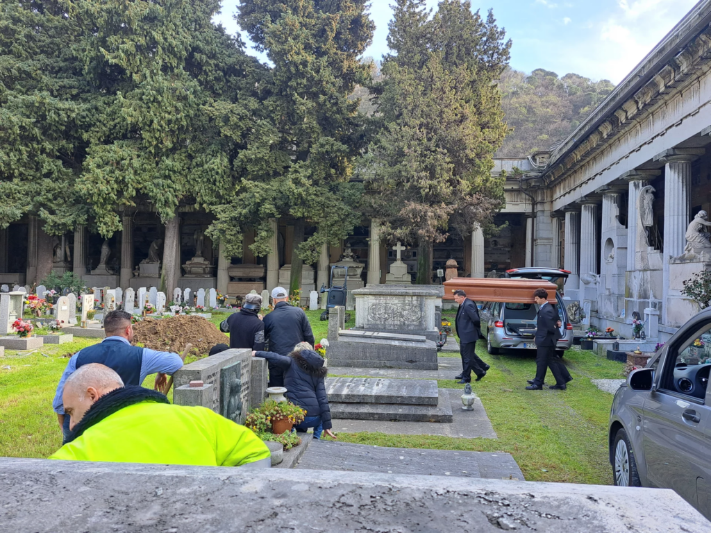 Riprese di una scena funebre di “Lady Cobra” tra le tombe del cimitero di Staglieno.