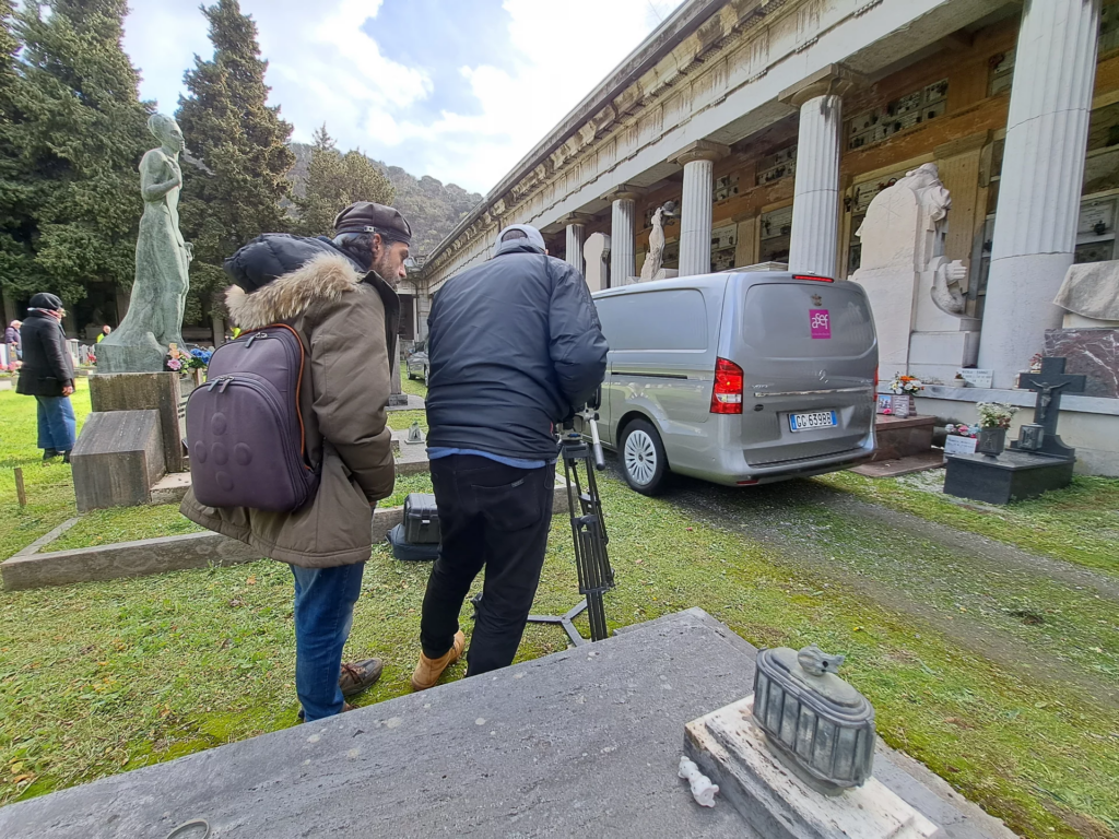 Troupe al lavoro accanto al furgone A.Se.F. nel cimitero monumentale di Staglieno.