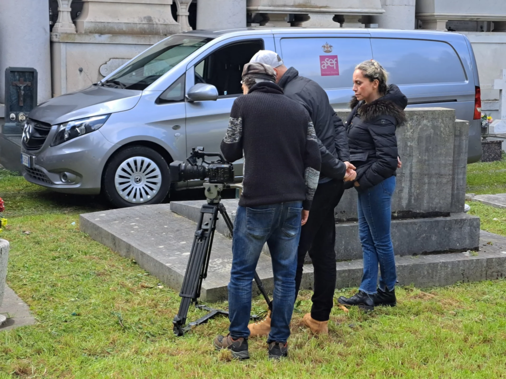 Troupe e furgone A.Se.F. sul set di “Lady Cobra” nel cimitero di Staglieno.