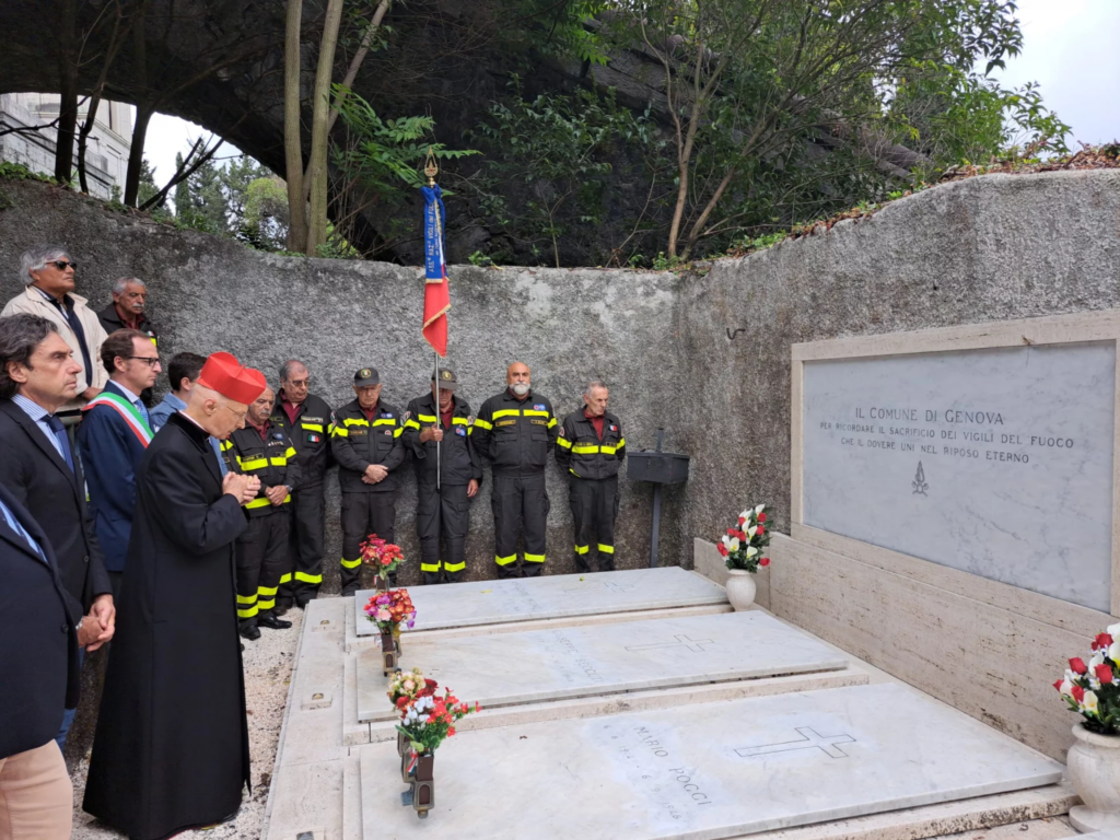 Benedizione del monumento ai vigili del fuoco caduti nel 1948, con fiori sulle sepolture.
