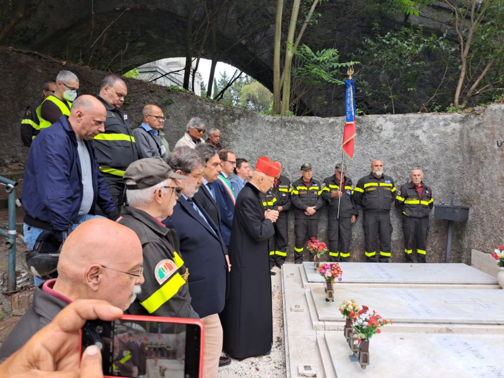 Vigili del fuoco e rappresentanti delle istituzioni durante la commemorazione a Staglieno.