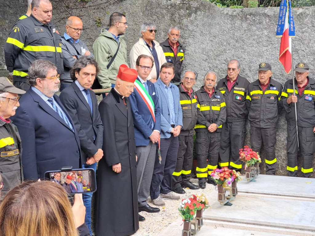 Autorità e vigili del fuoco riuniti davanti al monumento restaurato nel cimitero di Staglieno.