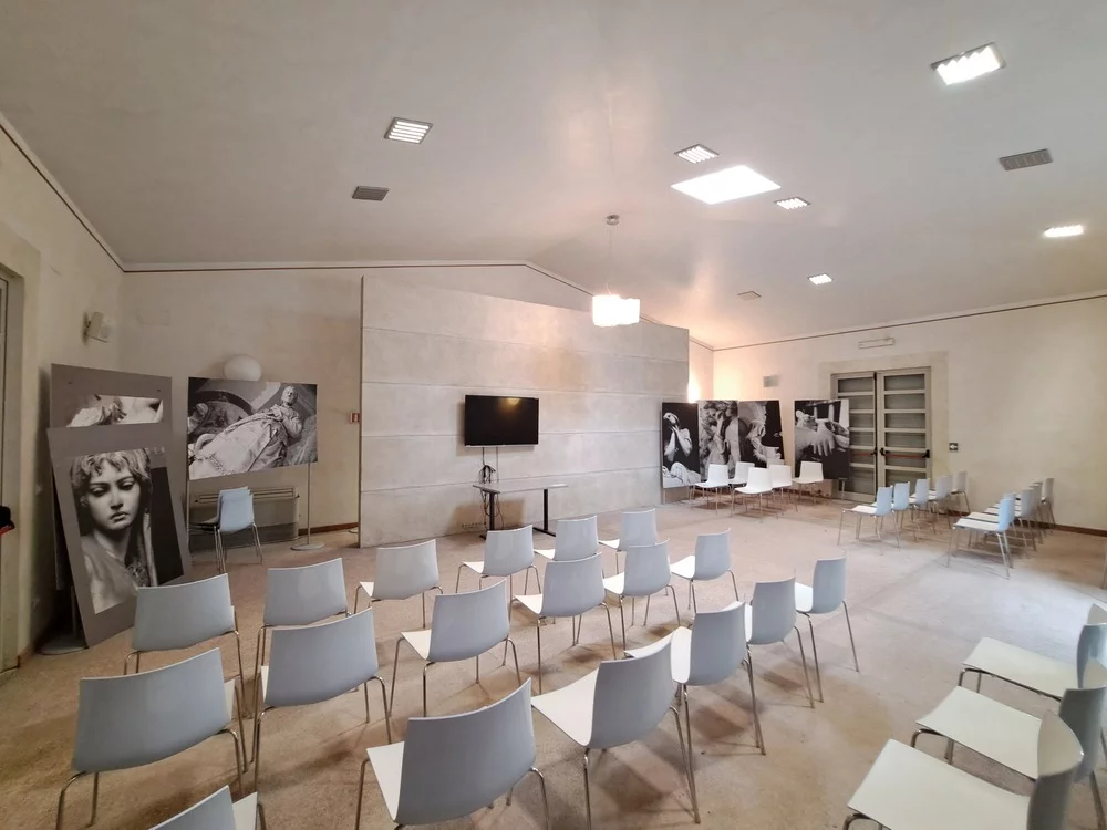 Interno del Tempio Laico di Staglieno, con file di sedie predisposte per le cerimonie di commiato.