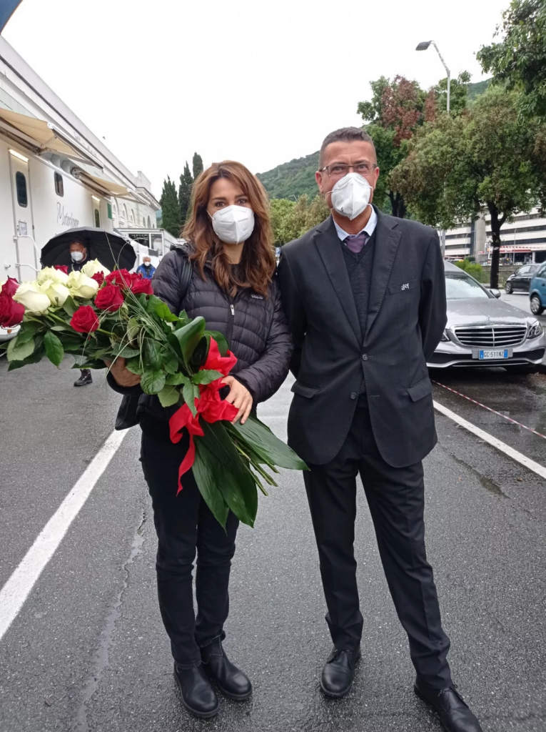 Foto ricordo di Paola Cortellesi con l’omaggio floreale e un operatore A.Se.F. durante le riprese.