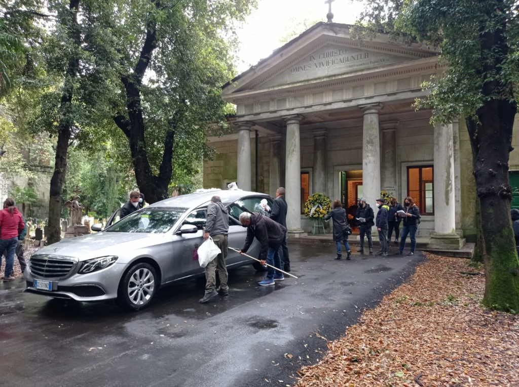 Troupe e autofunebre A.Se.F. davanti alla cappella evangelica di Staglieno durante le riprese di “Petra”.