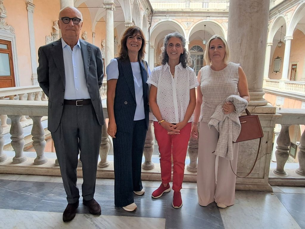 Quattro partecipanti alla conferenza per i 180 anni del Parco di Villa Durazzo Pallavicini posano a Palazzo Tursi.