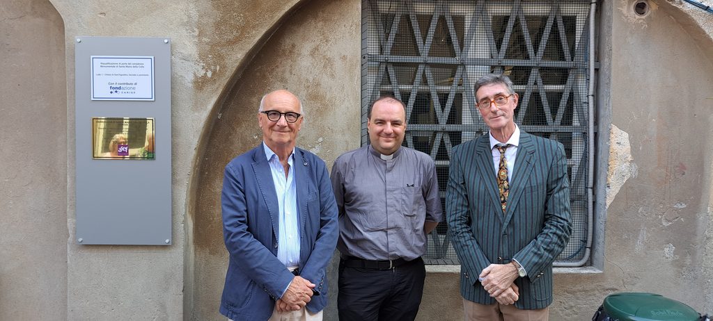 Tre partecipanti posano all’esterno della Chiesetta di Sant’Agostino della Cella a Sampierdarena.