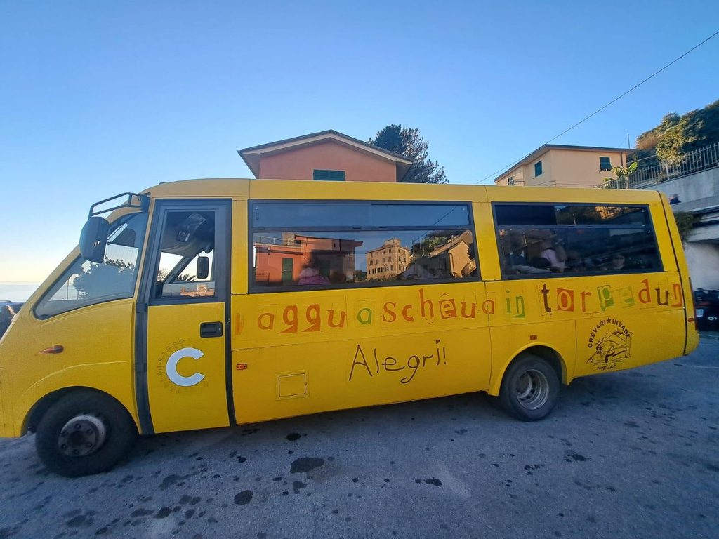 Vista laterale del Torpedone, lo scuolabus giallo che accompagna i bambini alla scuola Giacomo Canepa di Crevari.