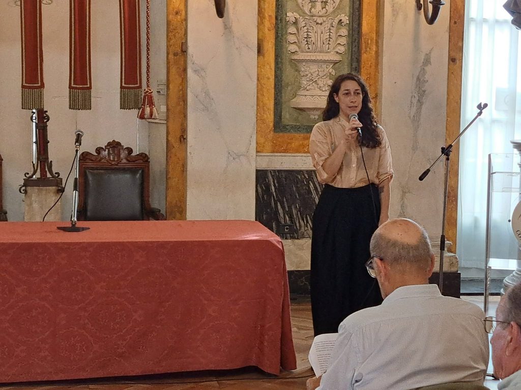 Una relatrice interviene durante la conferenza nel salone di Palazzo Tursi