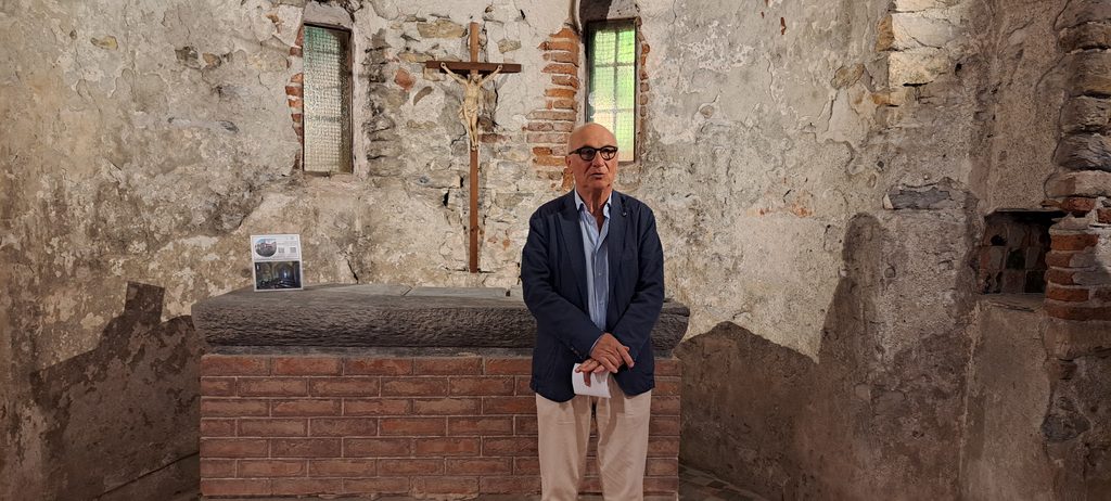 Un partecipante posa davanti all’altare della Chiesetta di Sant’Agostino della Cella.