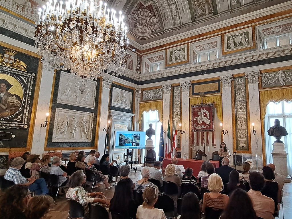 Il pubblico segue la conferenza per i 180 anni del Parco di Villa Durazzo Pallavicini.