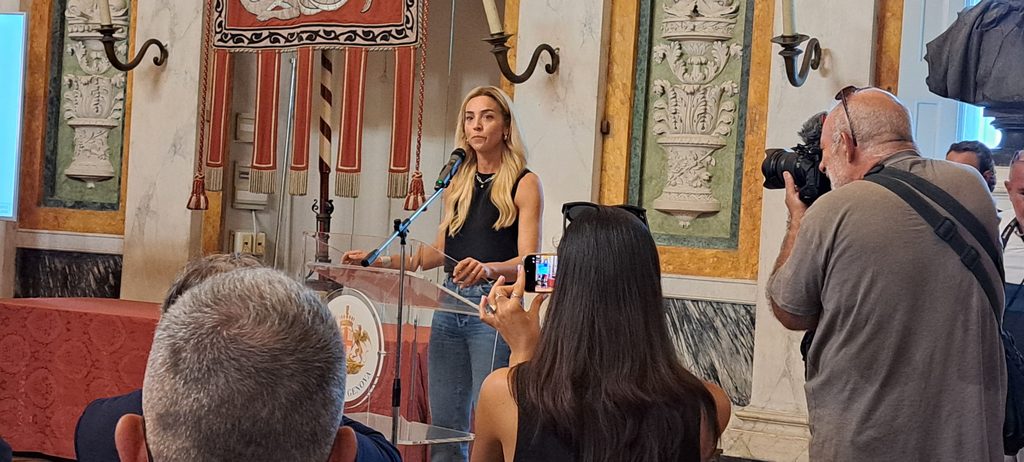 La sindaca di Genova Silvia Salis interviene al microfono durante l’inaugurazione della mostra dedicata alle vittime del Ponte Morandi a Palazzo Tursi.