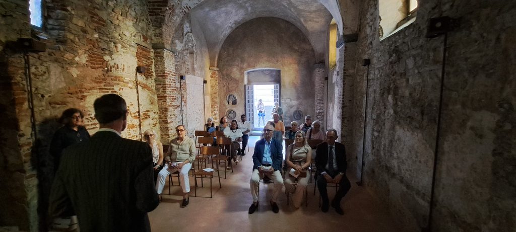 I presenti assistono alla cerimonia di inaugurazione del nuovo impianto di illuminazione della chiesetta.