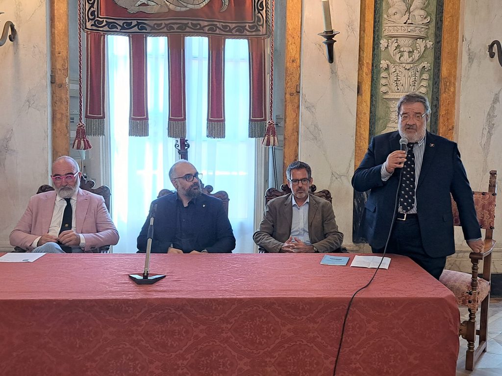 Un relatore interviene durante la presentazione del progetto Erbari Svelati.