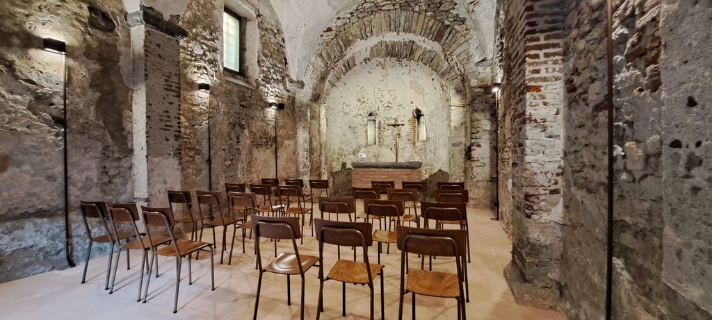 Interno restaurato della Chiesetta di Sant’Agostino della Cella, con sedie disposte davanti all’altare.