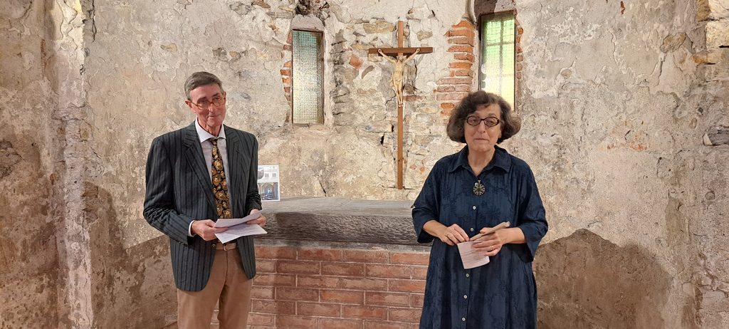Due partecipanti intervengono durante l’inaugurazione all’interno della chiesetta.