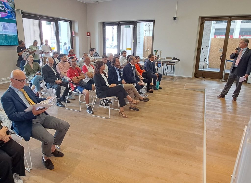 Il pubblico assiste alla presentazione del Torneo Minigoal nella Sala della Trasparenza della Regione Liguria.